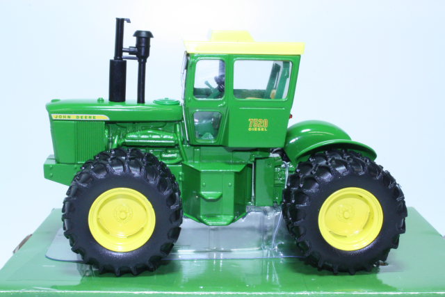 John Deere 7520, green