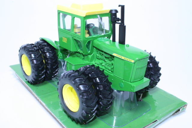 John Deere 7520, green
