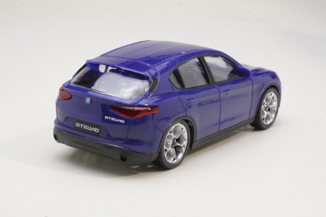 Alfa Romeo Stelvio 2017, sininen