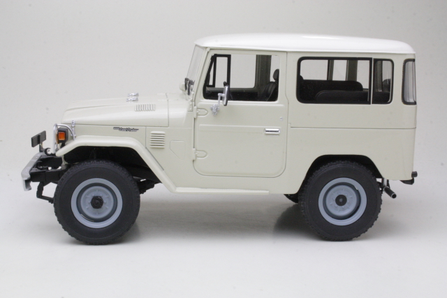 Toyota Land Cruiser FJ40 1977, valkoinen