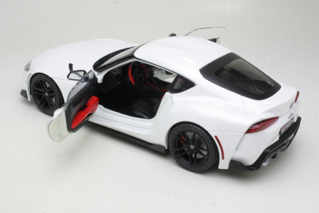 Toyota Supra GR 2023, valkoinen