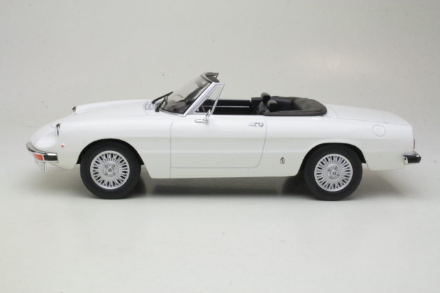 Alfa Romeo 2000 Spider 1978, valkoinen