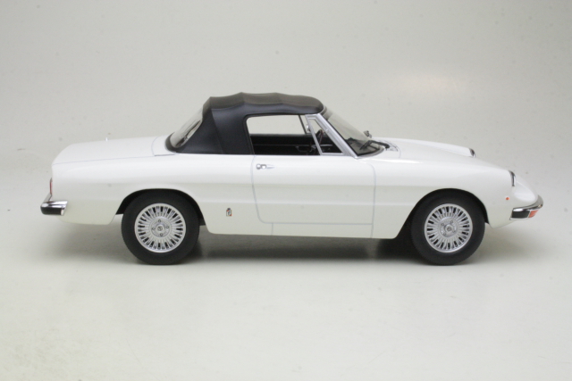 Alfa Romeo 2000 Spider 1978, valkoinen