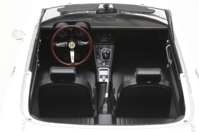 Alfa Romeo 2000 Spider 1978, valkoinen