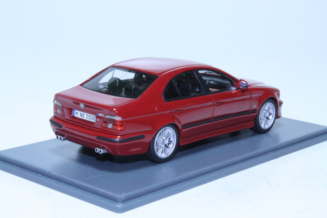 BMW M5 (e39) 2002, punainen