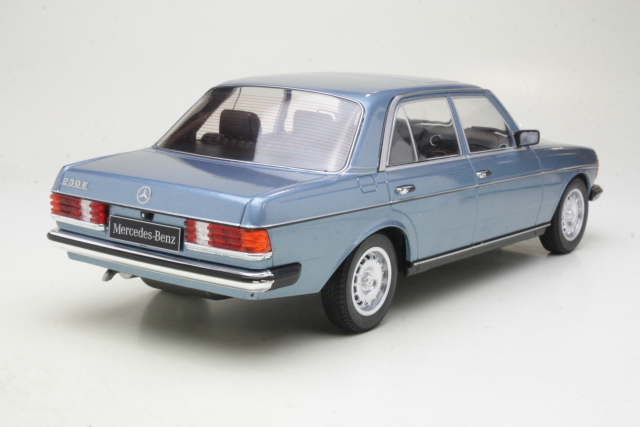 Mercedes 230E (w123) 1980, vaaleansininen