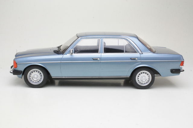 Mercedes 230E (w123) 1980, vaaleansininen