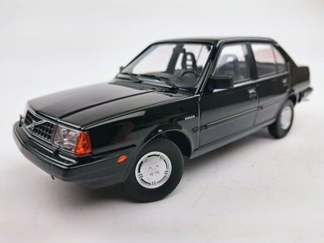 Volvo 360 1987, musta