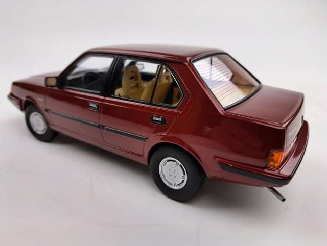 Volvo 360 1987, tummanpunainen