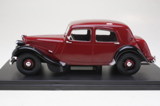 Citroen Traction Avant 11BL 1965, dark red