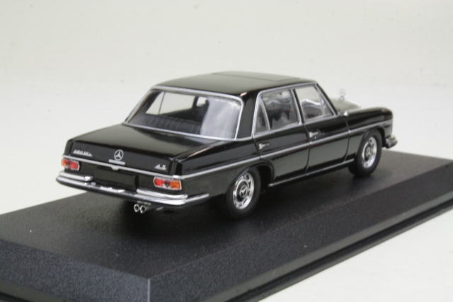 Mercedes 280SEL (w108) 1972, musta "Rocky IV"