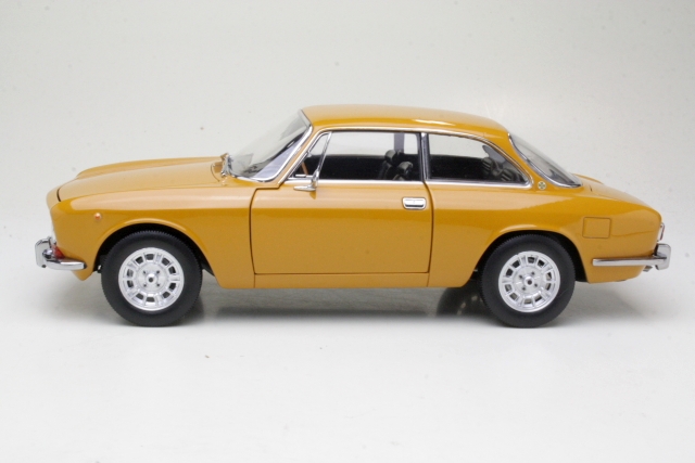 Alfa Romeo GTV 1750 1970, yellow
