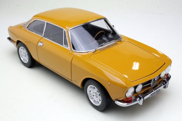 Alfa Romeo GTV 1750 1970, yellow