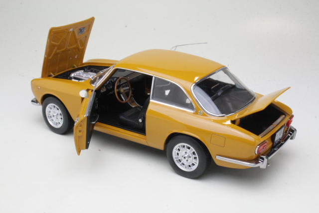 Alfa Romeo GTV 1750 1970, yellow