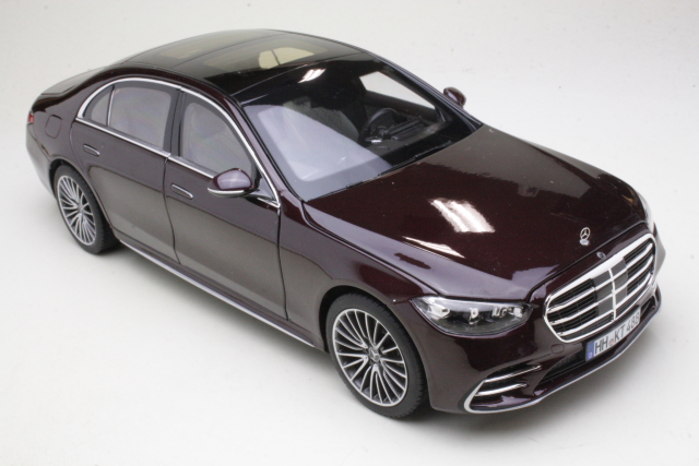 Mercedes S-Class AMG-Line 2021, tummanpunainen