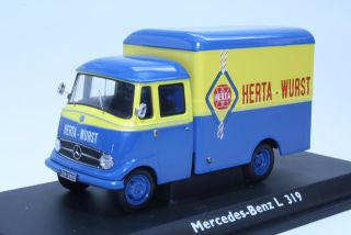 Mercedes L319 "Herta Wurst", sininen/keltainen - Sulje napsauttamalla kuva