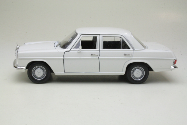 Mercedes 220 (w115) 1968, valkoinen