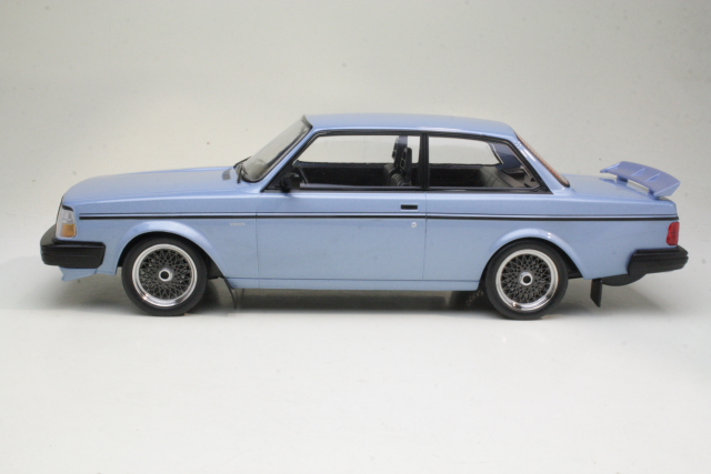 Volvo 240 Turbo Custom 1986, vaaleansininen