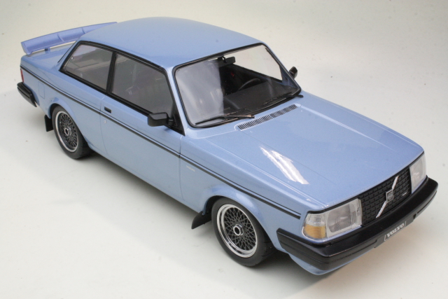 Volvo 240 Turbo Custom 1986, vaaleansininen