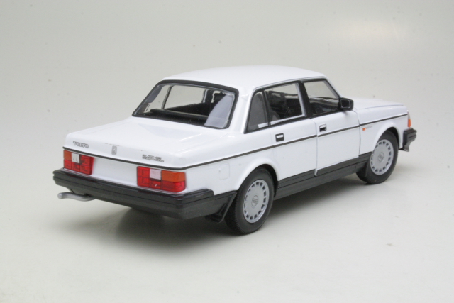 Volvo 240GL 1986, valkoinen