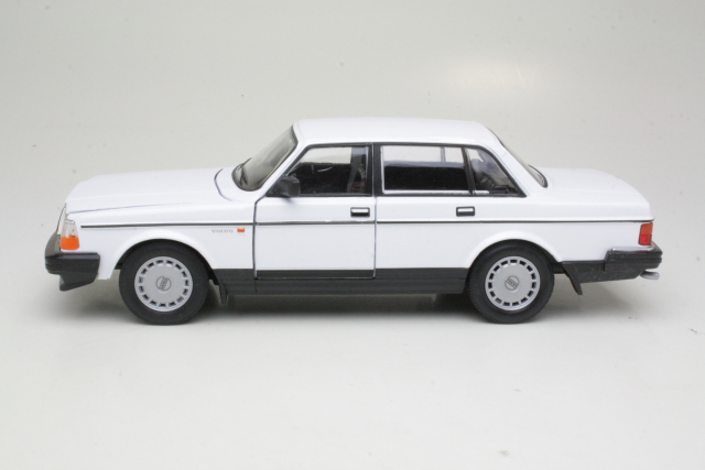Volvo 240GL 1986, valkoinen