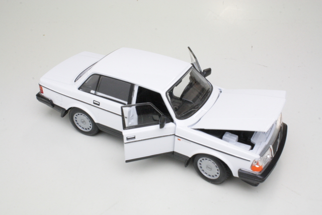 Volvo 240GL 1986, valkoinen