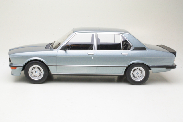 BMW M535i 1980, vaaleansininen