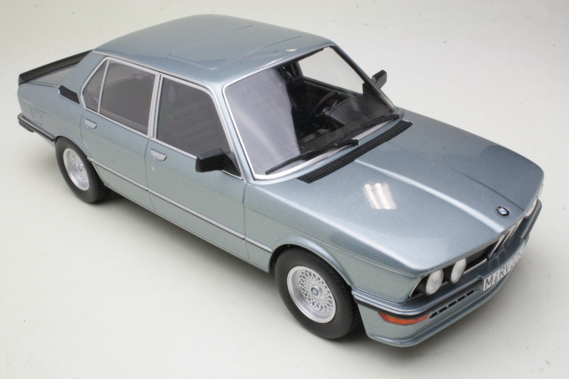 BMW M535i 1980, vaaleansininen