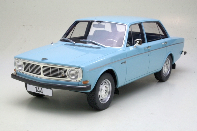 Volvo 144 1970, light blue