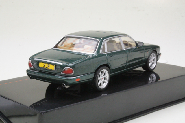 Jaguar XJ8 (X308) 1998, green