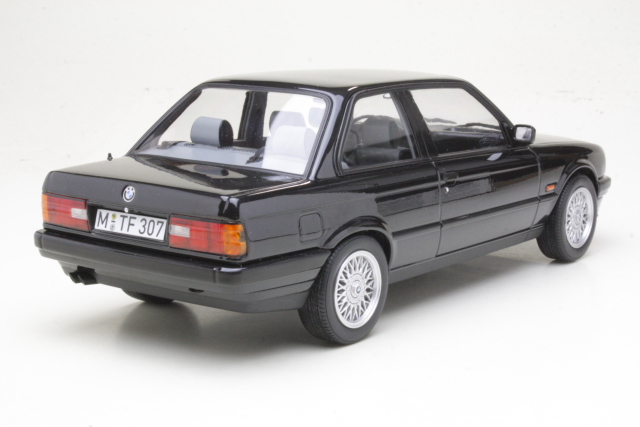 BMW 325i (e30) 1988, musta