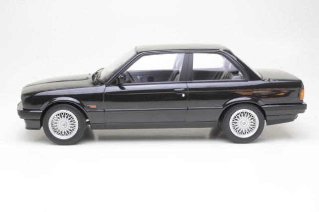 BMW 325i (e30) 1988, musta