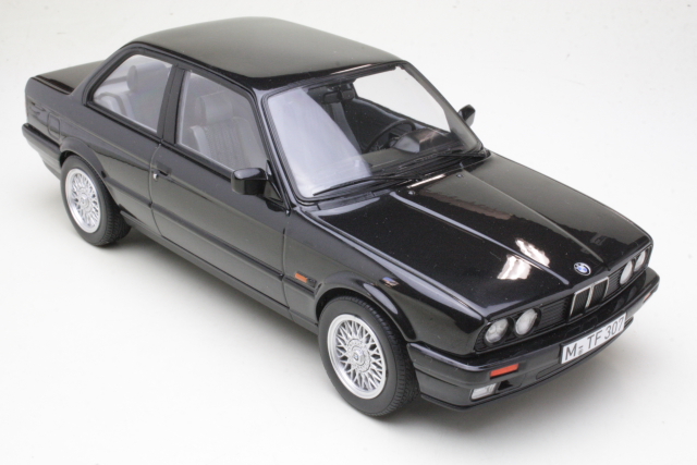 BMW 325i (e30) 1988, musta