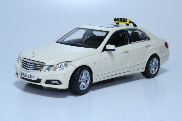 Mercedes E-Class Taxi 2009, kermanvalkoinen - Sulje napsauttamalla kuva