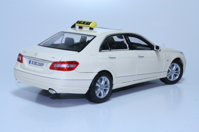 Mercedes E-Class Taxi 2009, kermanvalkoinen - Sulje napsauttamalla kuva