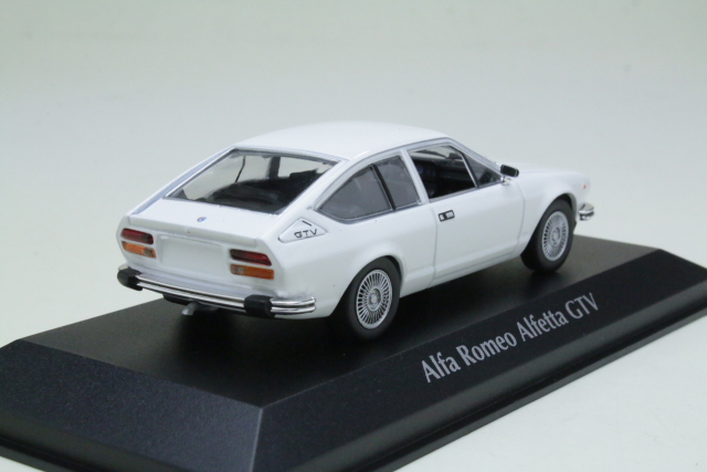 Alfa Romeo Alfetta GTV 1976, valkoinen