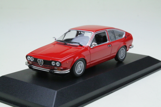 Alfa Romeo Alfetta GTV 1976, punainen