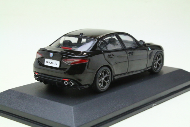 Alfa Romeo Giulia Quadrifoglio 2019, musta