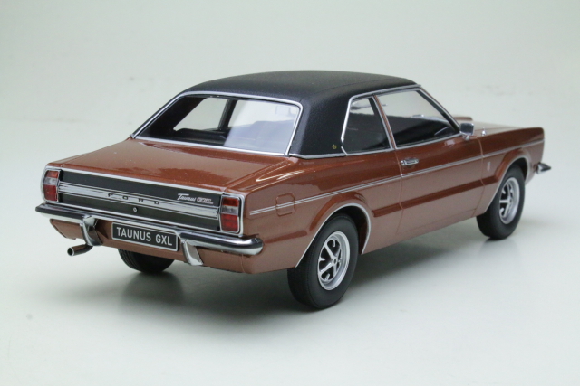 Ford Taunus GXL 1971, ruskea/musta