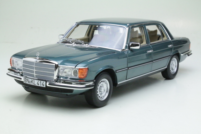 Mercedes 450SEL 6.9 1979, tummanvihreä - Sulje napsauttamalla kuva