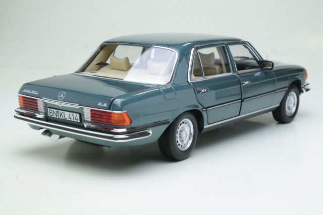 Mercedes 450SEL 6.9 1979, tummanvihreä