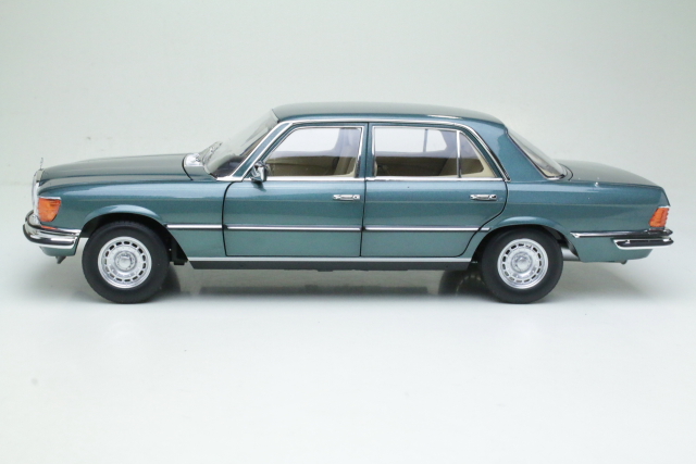 Mercedes 450SEL 6.9 1979, tummanvihreä - Sulje napsauttamalla kuva