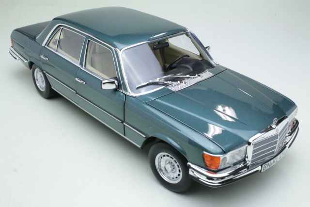 Mercedes 450SEL 6.9 1979, tummanvihreä