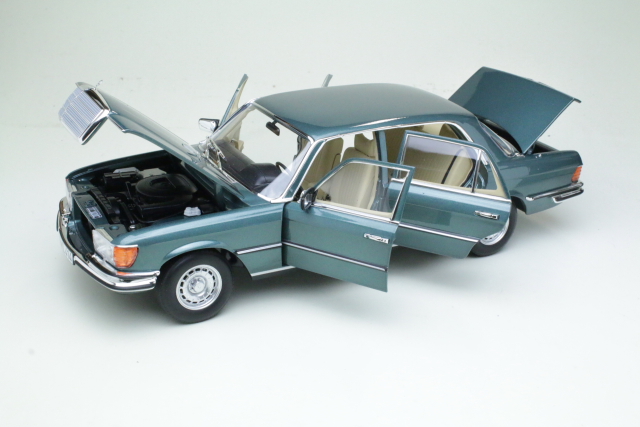 Mercedes 450SEL 6.9 1979, tummanvihreä
