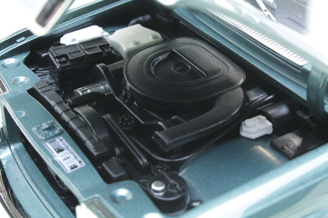 Mercedes 450SEL 6.9 1979, tummanvihreä