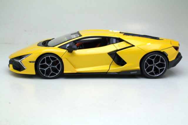 Lamborghini Revuelto 2023, keltainen