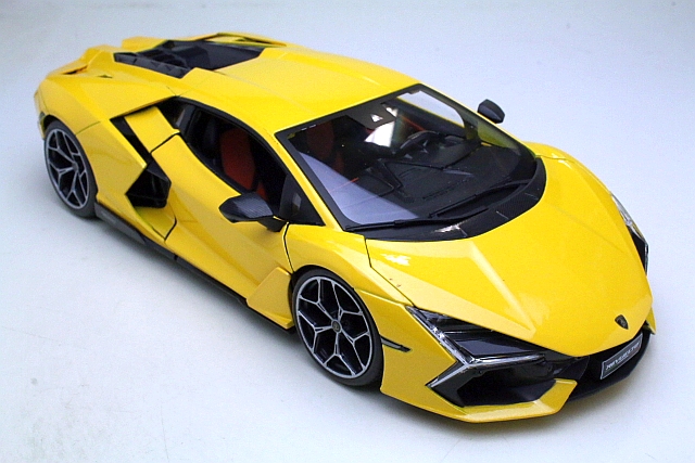 Lamborghini Revuelto 2023, keltainen - Sulje napsauttamalla kuva