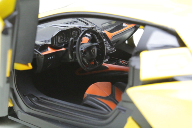 Lamborghini Revuelto 2023, keltainen