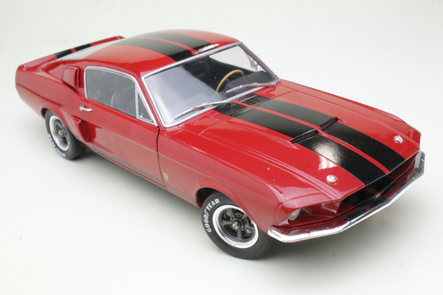 Ford Mustang Shelby GT500 Coupe 1967, punainen/musta - Sulje napsauttamalla kuva