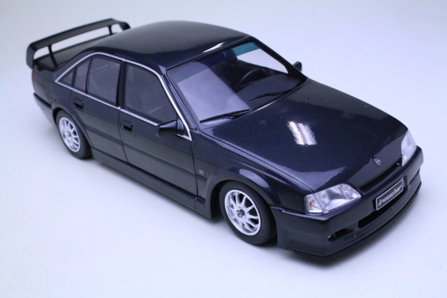 Opel Omega Evo 500 1990, musta